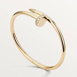 دستبند زنانه بنگل کارتیر مدل میخ نگین دار