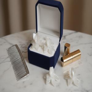 مشخصات گوشواره زنانه میخی حلقه ای مدل گل رز میناکاری از جنس ابکاری رادیوم