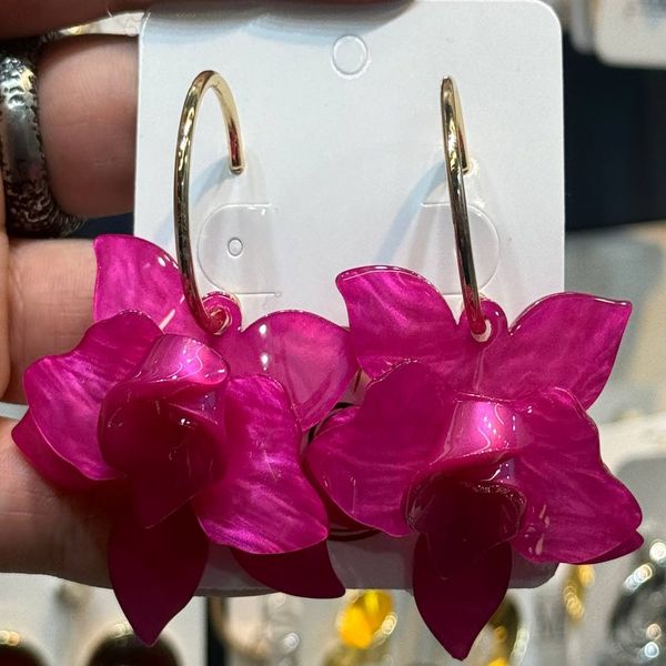 گوشواره زنانه میخی حلقه ای مدل گل رز میناکاری از جنس ابکاری رادیوم