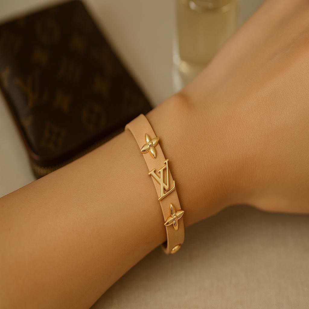فروش اینترنتی دستبند زنانه چرم مدل لویی ویتون از جنس استیل