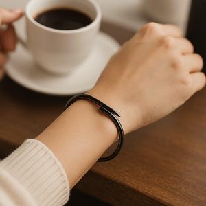 خرید انلاین دستبند زنانه بنگل مدل کارتیر میخ از جنس استیل