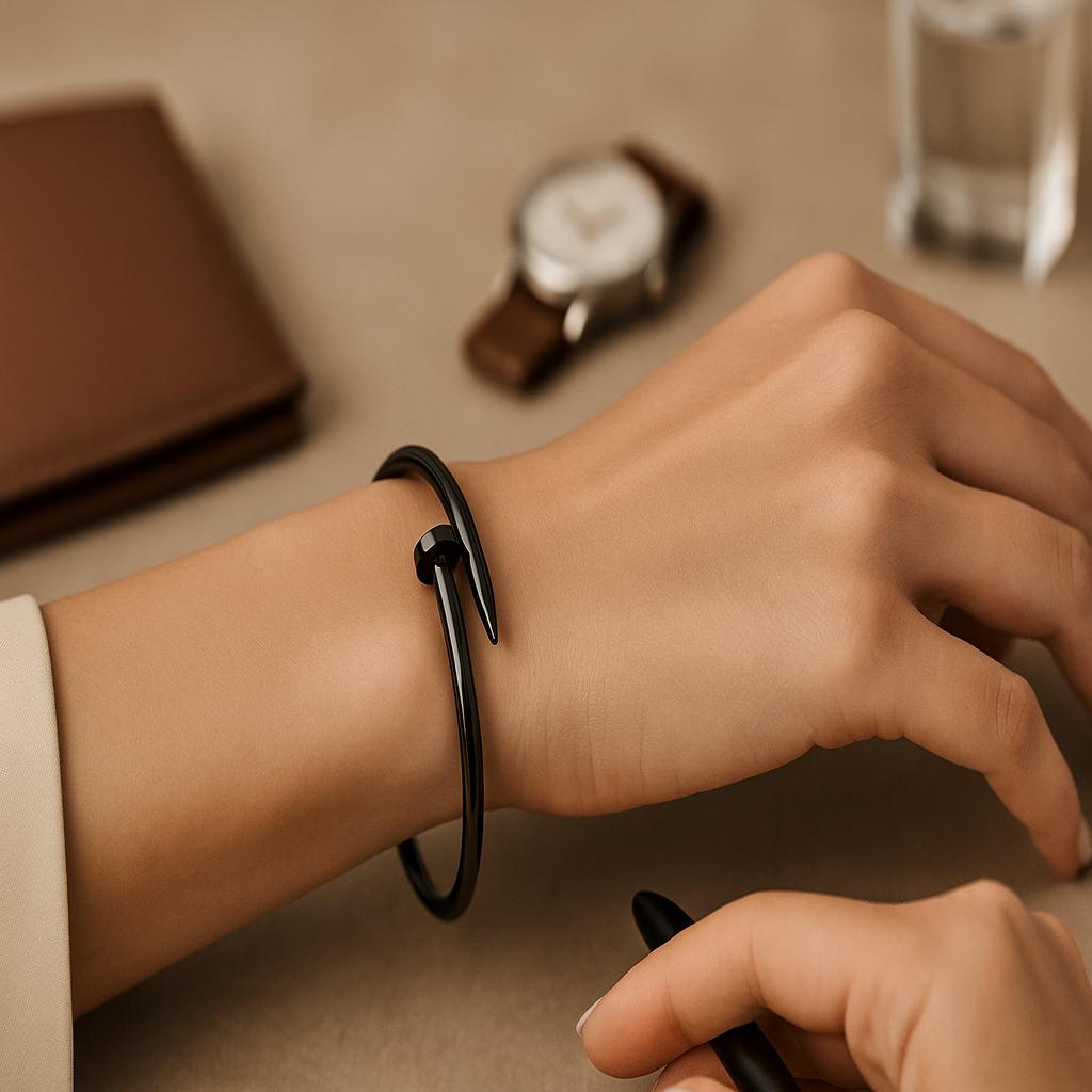 فروش اینترنتی دستبند زنانه بنگل مدل میخ کارتیر از جنس استیل