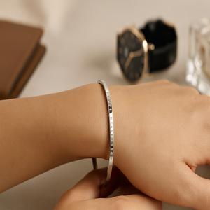 دستبند زنانه بنگل مدل دنیل از جنس استیل