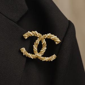 سنجاق سینه زنانه مدل شنل از جنس فلز آبکاری شده