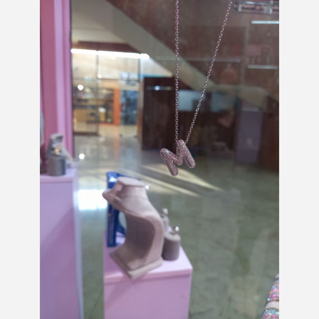 فروش اینترنتی گردنبند حروف نگین دار 