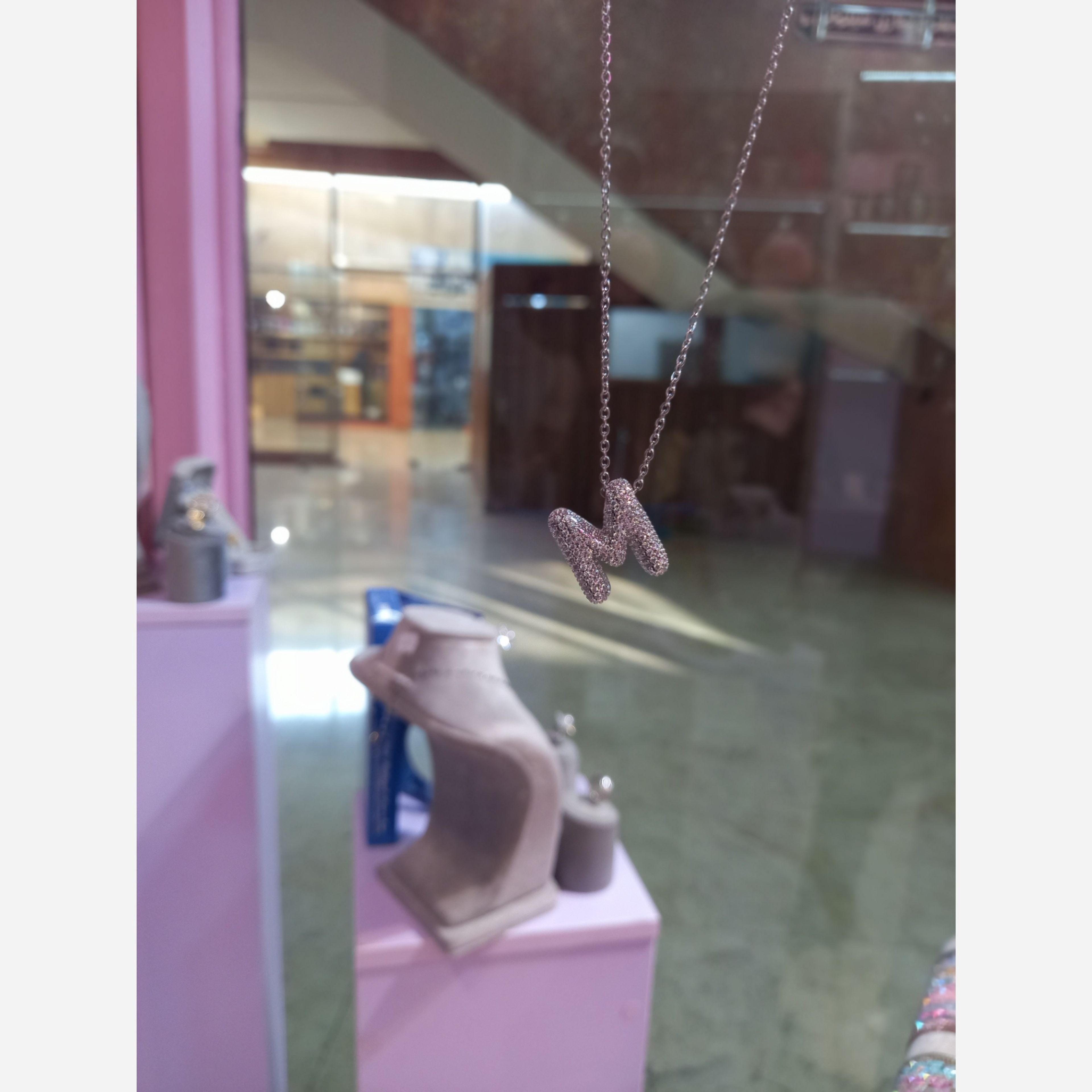 فروش اینترنتی گردنبند حروف نگین دار 