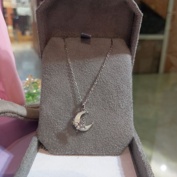 گردنبند ماه و پروانه