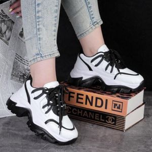 خرید اینترنتی کفش اسپرت زنانه سفید مدل گوشواره ای