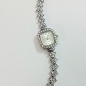 خرید اینترنتی ساعت طرح جواهری نقره‌ای