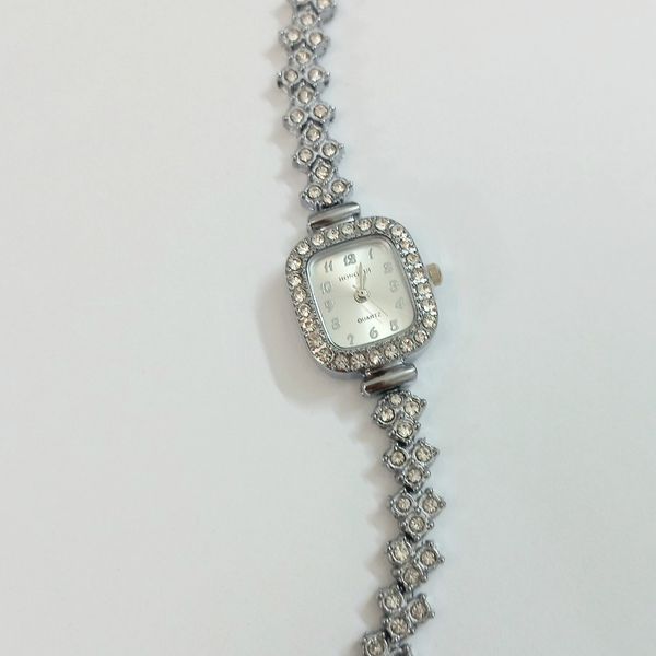 ساعت طرح جواهری نقره‌ای