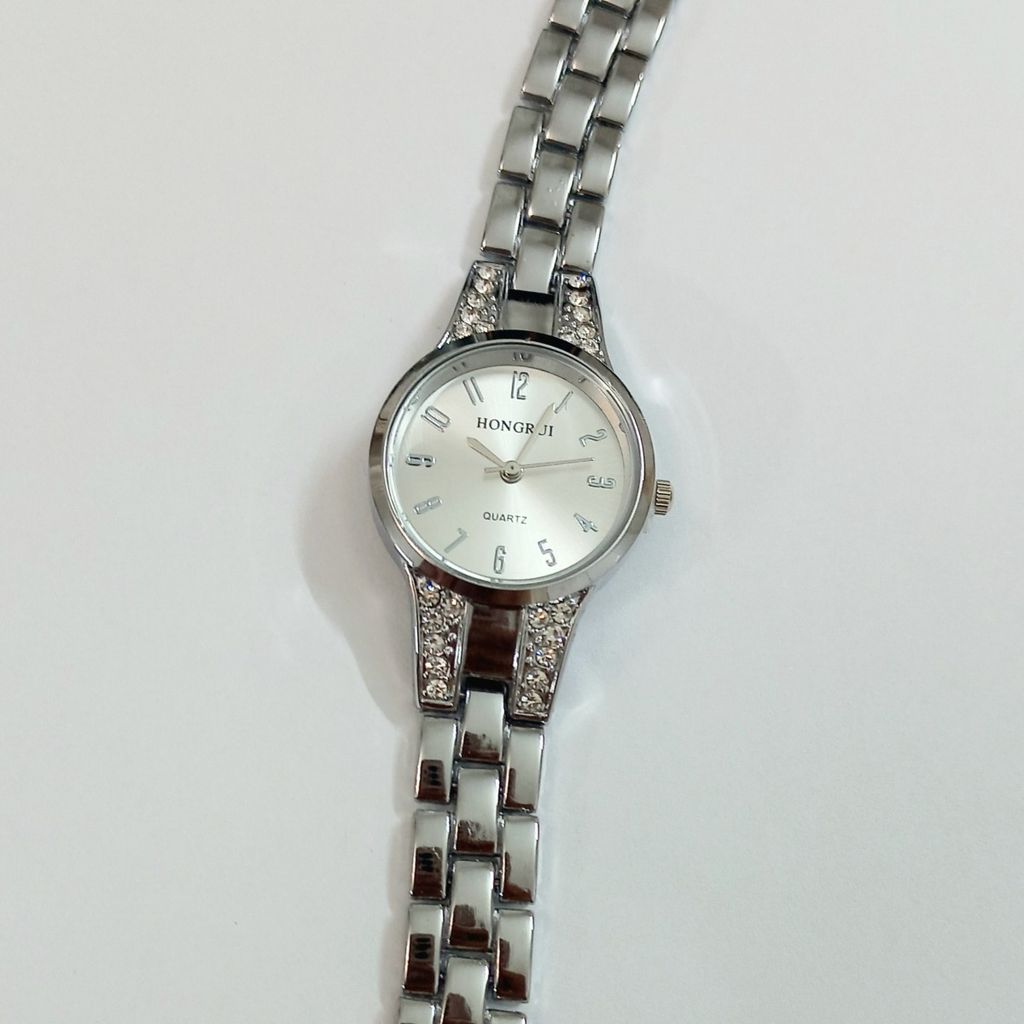 قیمت ساعت زنانه نقره‌ای