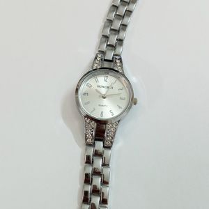 ساعت زنانه نقره‌ای