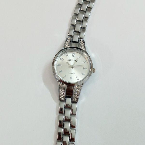 ساعت زنانه نقره‌ای