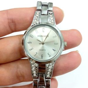 خرید آنلاین ساعت زنانه نقره‌ای