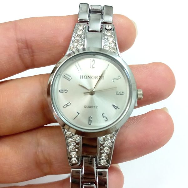 ساعت زنانه نقره‌ای