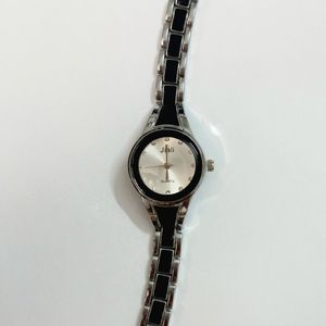 ساعت صدفی مشکی نقره‌ای