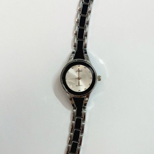 ساعت صدفی مشکی نقره‌ای