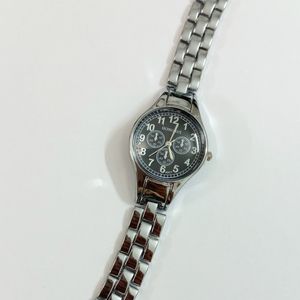 ساعت طرح سه موتوره