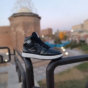 قیمت ارزان کتونی مردانه جردن وان ورنی ساقدار مشکی کیفیت بالا