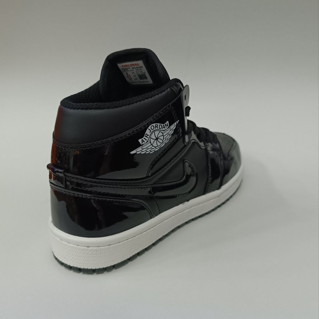 خرید اینترنتی کتونی مردانه جردن وان ورنی ساقدار مشکی کیفیت بالا