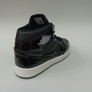 خرید اینترنتی کتونی مردانه جردن وان ورنی ساقدار مشکی کیفیت بالا