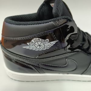 فروش اینترنتی کتونی مردانه جردن وان ورنی ساقدار مشکی کیفیت بالا