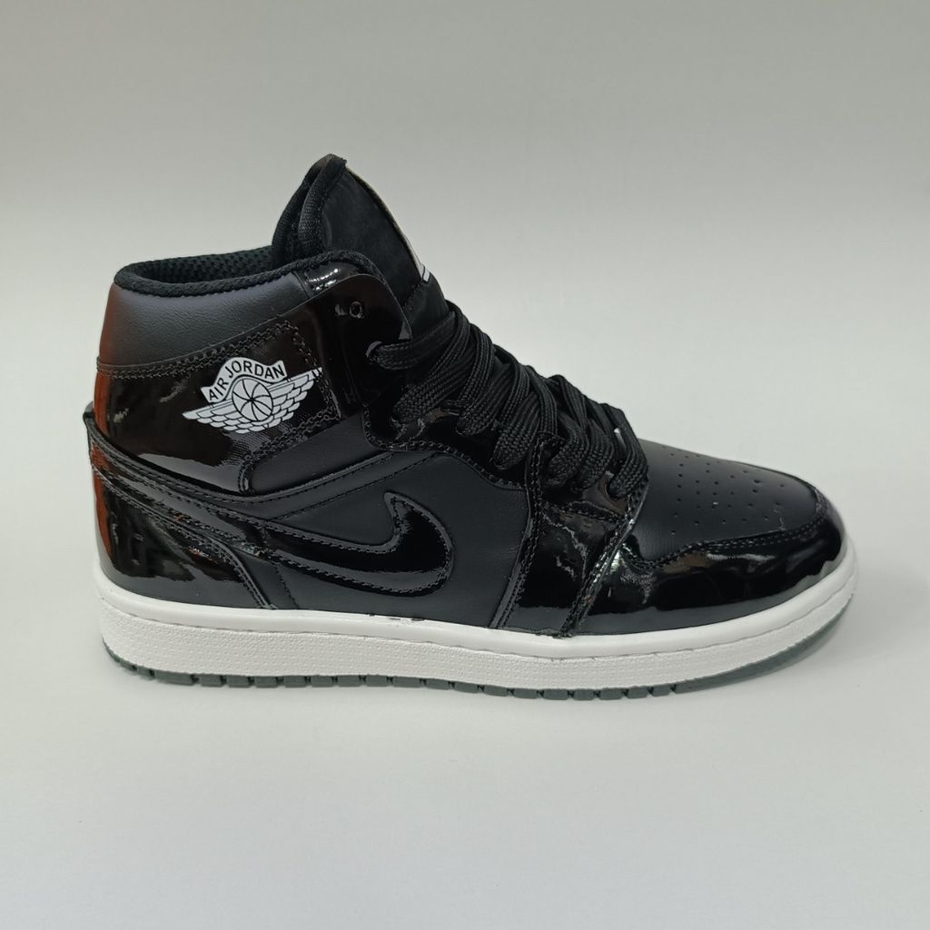 خرید انلاین کتونی مردانه جردن وان ورنی ساقدار مشکی کیفیت بالا