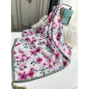 روسری نخی قواره 140 نخ گلوریا مدل میخک