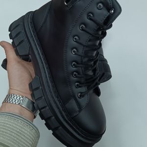 مشخصات بوت مردانه گوچی بنددار بغل زیپ مشکی کیفیت بالا