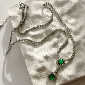 مشخصات گردنبند نگین سبز جواهری