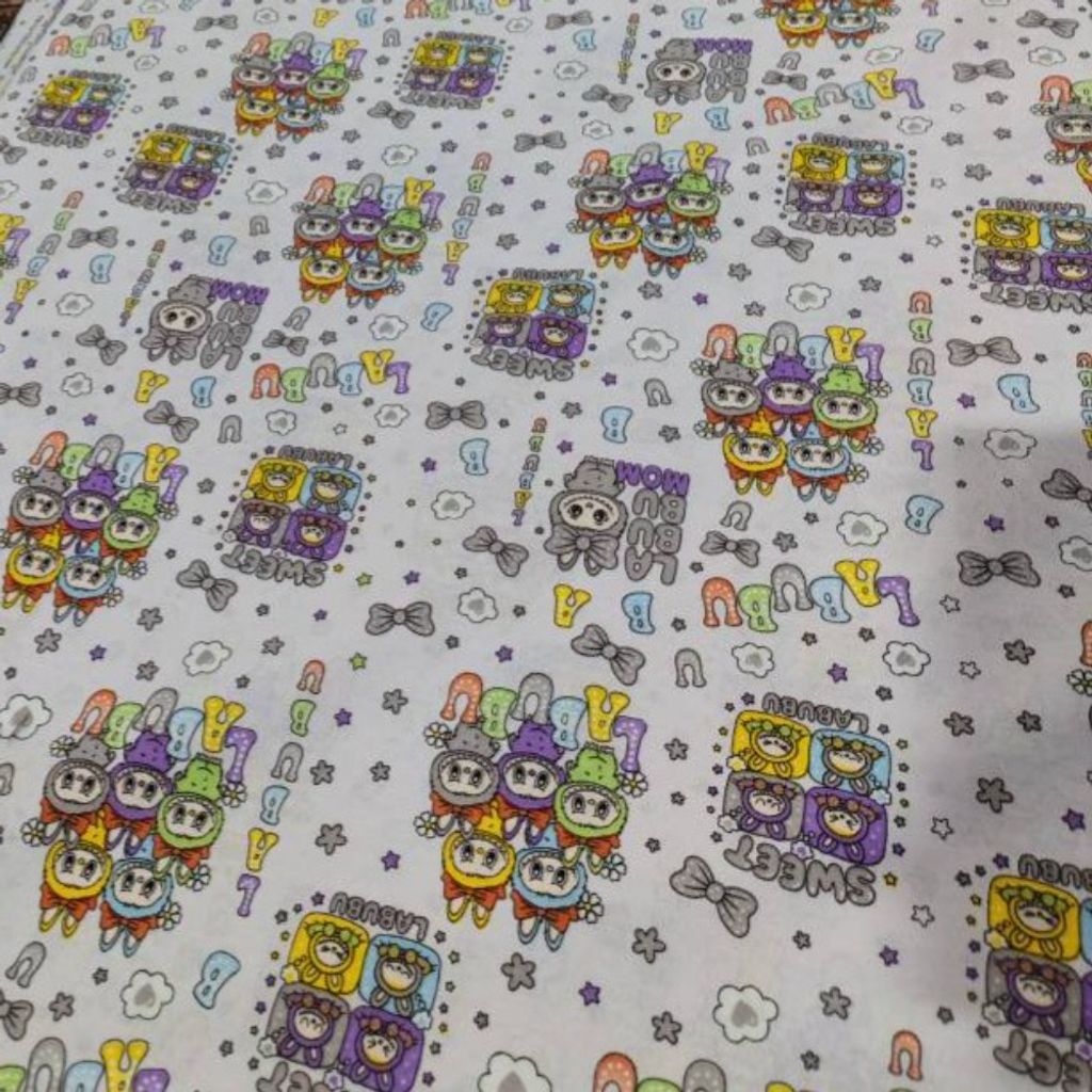 قیمت ارزان پارچه ملحفه کودک طرح لبوبو عرض 2 متر کد A