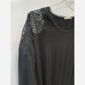 فروش اینترنتی بلوز سرشانه کار شده 