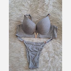 ست سوتین وشورت مدل v