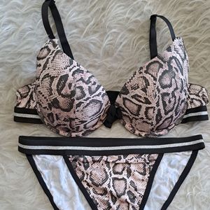 سوتین وشورت  کاپدار     رنگبندی مطابق عکس