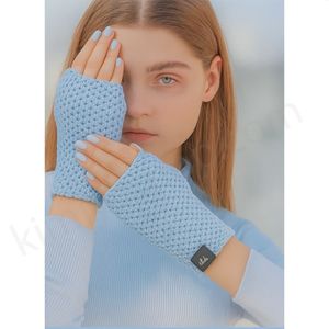 دستپوش زنانه لمه آبی آسمانی لطیف، درخشان و خاص برای استایل‌های زمستانی