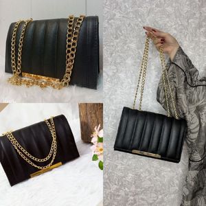 مشخصات کیف پاسپورتی زنجیر دار