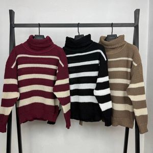 خرید انلاین بافت زنانه طرح یقه شل راه راه