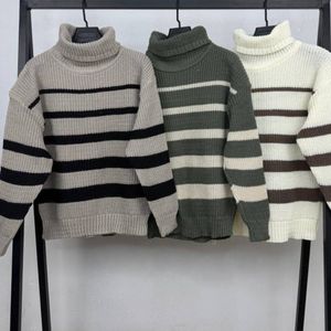 خرید آنلاین بافت زنانه طرح یقه شل راه راه