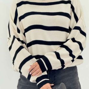 فروش اینترنتی بافت زنانه طرح یقه شل راه راه