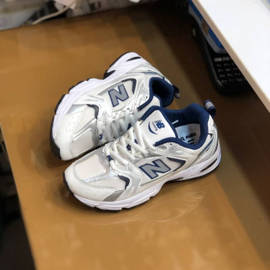 خرید انلاین کفش نیوبالانس 530 زنانه رنگ سفید سورمه ای
