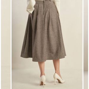 خرید اینترنتی دامن پشمی جناغی پیلی دار