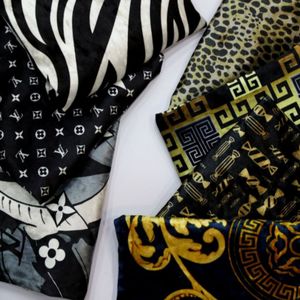 پارچه مخمل کره ای طرحدار و مشکی ساده