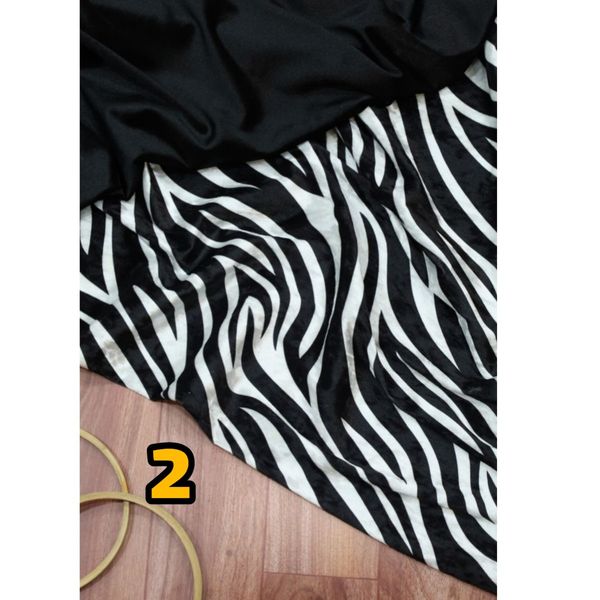 پارچه مخمل کره ای طرحدار و مشکی ساده