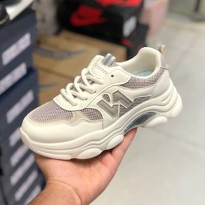 قیمت ارزان کفش نیوبالانس خارجی زنانه مدل KShoes رنگ سفید طوسی