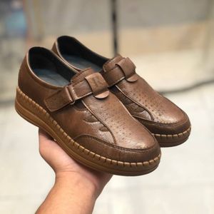 کفش طبی زنانه مدل باران رنگ گردویی