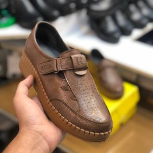 مشخصات کفش طبی زنانه مدل باران رنگ گردویی