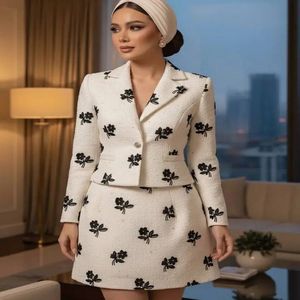 خرید اینترنتی قیمت پارچه شنل گل برجسته