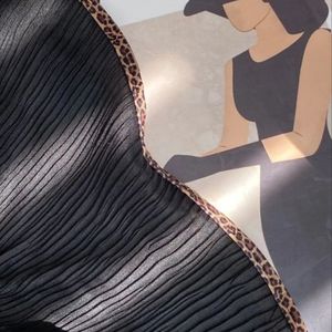 مشخصات شال پلیسه برشکا مشکی حاشیه پلنگی