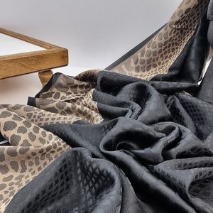 خرید انلاین شال ژاکارد حاشیه طلایی طرح پوست ماری