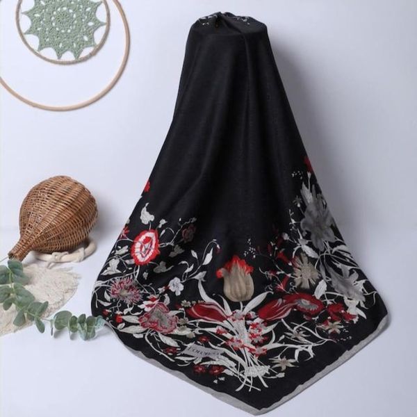 روسری ابریشم ژاکارد دور دست دوز قواره 110 مجلسی